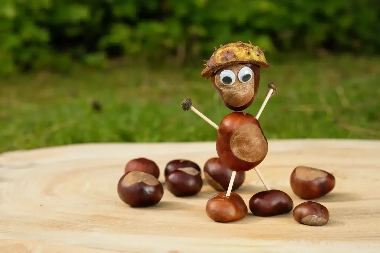 Ein lustiger Kerl aus Kastanien mit Knopfaugen und einer Kappe aus einer Kastanienschale. Ein tolles Beispiel f&uuml;r Kastanien basteln!